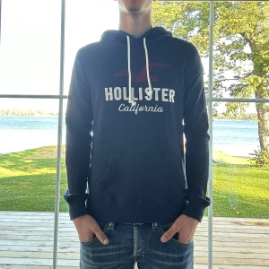 Hollister Hoodie - Mörkblå Hollister hoodie i mycket bra skick | Storlek: S passar även XS | Jag är 182cm och väger 65kg📏| Vid frågor eller diskussion om pris är det bara att skriva✍🏼| Frakt inom 48h📦