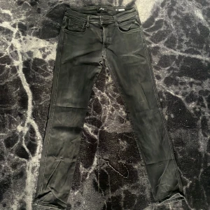 Svarta Replay Anbass jeans, stl 32 - Säljer ett par svarta Replay Anbass jeans i storlek W32