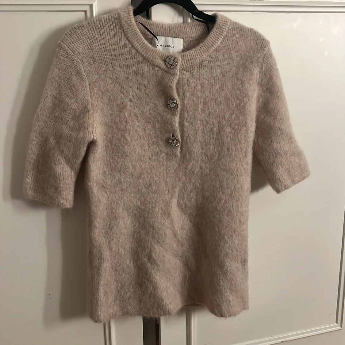 Beige stickad tröja med kristallknappar - 1