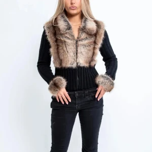 Svart stickad pälsjacka från Alessa - Alessa Ivory Fur Cardigan storlek M passar S💞Nypris 1200kr🎀