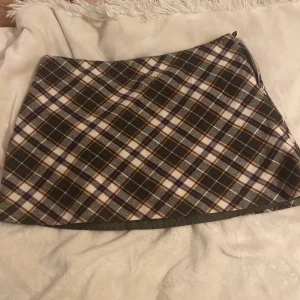 Rutig minikjol - Filt aktigt material med fodring (se bild 2). skriv gärna vid frågor <3