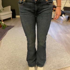 Mörkblå bootcut jeans från Junkyard  - Snygga mörkblå jeans från Replay med klassisk bootcut passform och midrise. Stor i midjan och korrekt i storlek annars. Storlek M. Med mönster på fickorna.