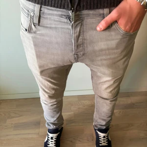 Grå slim jeans Jack & Jones Glenn - Tja! Säljer ett par riktigt snygga jeans ifrån Jack n jones | W30 L30 | Färg~Grå | Modell~Glenn | Jag på bilden är 181! | Hör av er vid minsta lilla fundering🙌