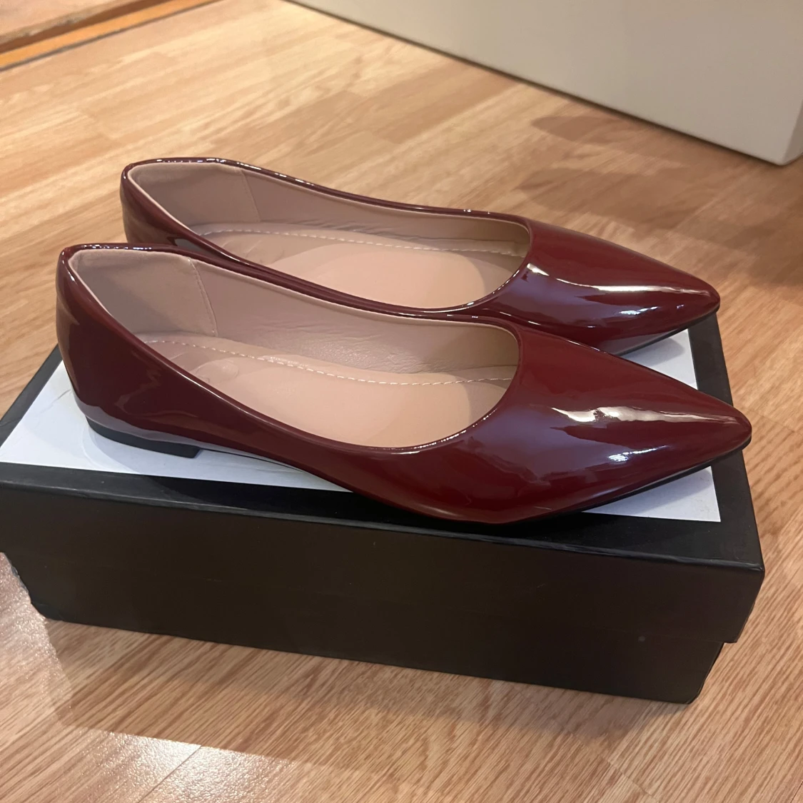 Vinröda ballerinaskor med spetsig tå - 2