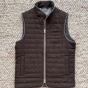 Stenströms väst - Säljer nu den här riktigt snygga stenströms västen som är perfekt inför hösten. Den är i storlek S och i en mörkbrun färg. Västen har inga skador och är i väldigt fint skick. Vid frågor är det endast att höra av sig! 📩