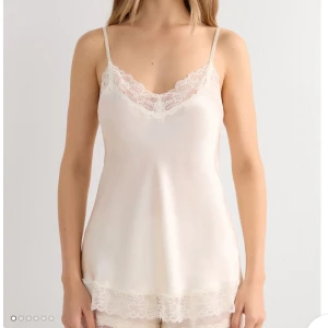 Intimissimi pyjamas sett  - Säljer nu detta fina pyjamas sett från intimissimi. Finns ej längre i butik eller online och detta är alltså färgen som visas på första bilden, resten av bilderna är endast för att visa hur setet ser ut! Storlek S på båda delarna, köpt för 1020 men säljer setet för 450. Skriv för fler bilder/ frågor🩷