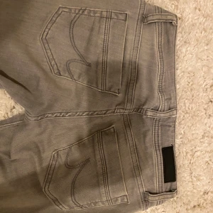 Grå jeans från LTB Valirie - Snygga grå jeans i storlek 24/32 från LTB, modell Valirie. Det är bara att fråga om mått eller andra frågor💞💞