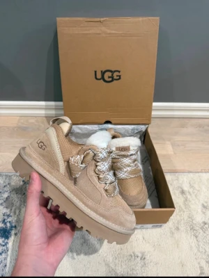 Ugg lowmel sand - Väldigt fina ugg lowmel i färgen sand. Perfekta skorna till vintern! Storlek 37. Allt på bilderna ingår. Aldrig använda! Inget kvitto finns!