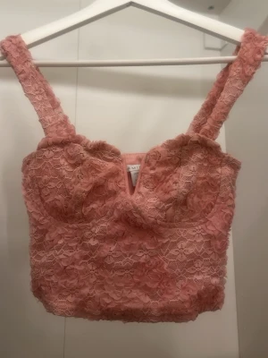 Rosa spets korsettopp med blommönster - Supersöt rosa korsettopp🩷🩷