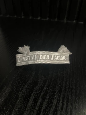 Christian di0r armband  - Sprillans nytt armband! Go och hållbar investering! Vid minsta fundering kontakta oss✔️