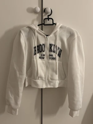 Vit kofta - Kort vit kofta  i strl S. Aldrig använd och därmed nyskick. Jättefin att ha till träning. Gåva vid köp🍬 