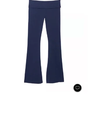 Blåa Yogapants bootcut PINK storlek S - Såå snygga yogapants från märket PINK i marinblå färg. Yoga pantsen är i bootcut och storlek S. De 