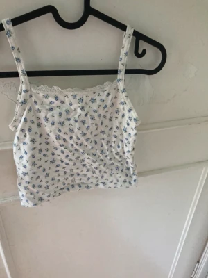 Linne - Två stycken linnen, ett med söta blommor och ett vanligt vitt. Säljs tillsammans, gå gärna in på min profil hade blivit super glad om du var intresserad av något där🙌🤗🩷