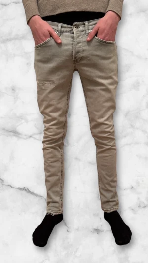 Dondup Jeans George - Dondup Jeans George trendigaste jeansen på marknaden. Skicket 9,5/10. Nypris runt 4000kr, säljs för 849kr.(Modellen har lite slitningar som är orginala ifrån fabriken)