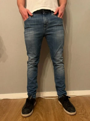 Jacob Cohën Jeans - Säljer ett par feta Jacob Cohën jeans med snygga slitningar och tvättade detaljer. Tillverkade i stretchigt jeanstyg. W28 L28/30