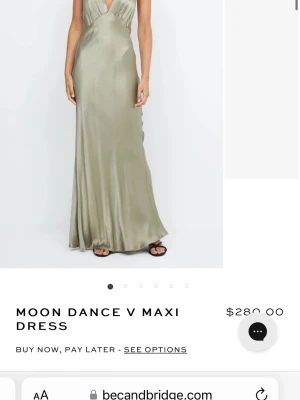 Moon Dance V Maxi Dress från Bec & Bridge - Jag säljer nu min balklänning från 2025😊Supersnygg långklänning i ljus olivgrön nyans från Bec & Bridge. Klänningen har djup v-ringning, smala axelband. Jag är ca 165 cm lång och den gick hela vägen ner till marken på mig! Köpte den 2025 av en annan tjej som hade haft den på hennes bal.