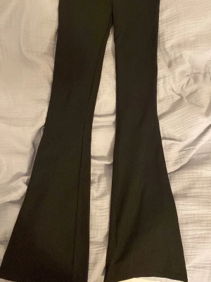 Svarta ribbade bootcut byxor - Skit sköna byxor som tyvärr inte används av mig.  //skriv om ni undrar om något 💕(läs min profil)