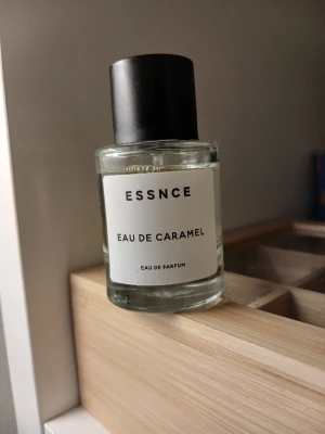 ESSNCE Eau de caramel🤍 - Vill du lukta som ett snack? Tänk dig en vandrande karamellglass, då är detta något för dig! 😍 Älskar doften, råkade beställa 2 stycken. 