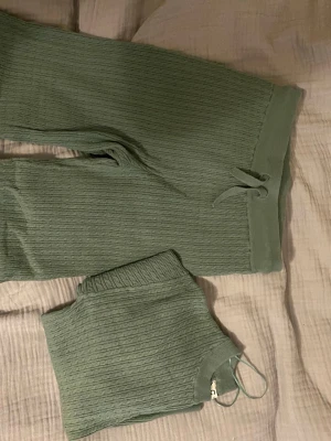 Grön ribbad stickad sett  - Säljer en grön stickad mjukis sett med ribbad struktur. Knappt använd. skriv om ni undrar om något 💕(läs min profil)