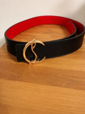 Christian Louboutin bälte - Säljer nu mitt Christian Louboutin bälte. Bältet är 115 cm