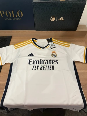 Real Madrid Tröja - Nytt Skick, allergi använt. ORDINARIE pris 799kr