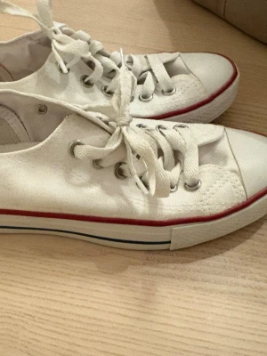 Vita Converse All Star sneakers - Säljer ett par klassiska vita Converse All Star sneakers i låg modell.  storlek 38 .  försmå för mig :)💕 