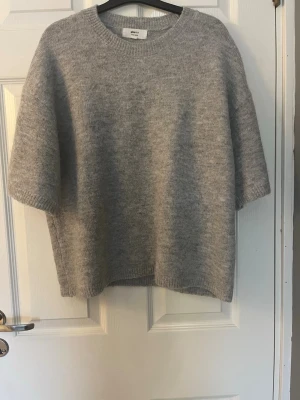 Grå stickad från gina - Är i strl S men skulle säga mer M