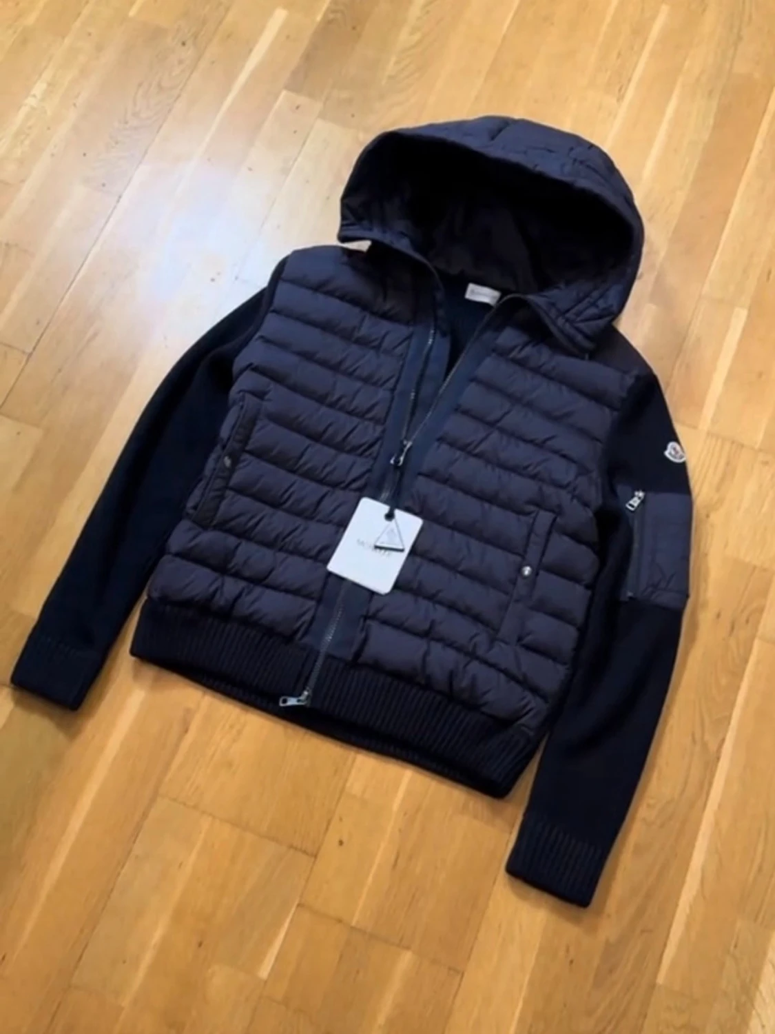 Mörkblå Moncler pufferjacka med huva