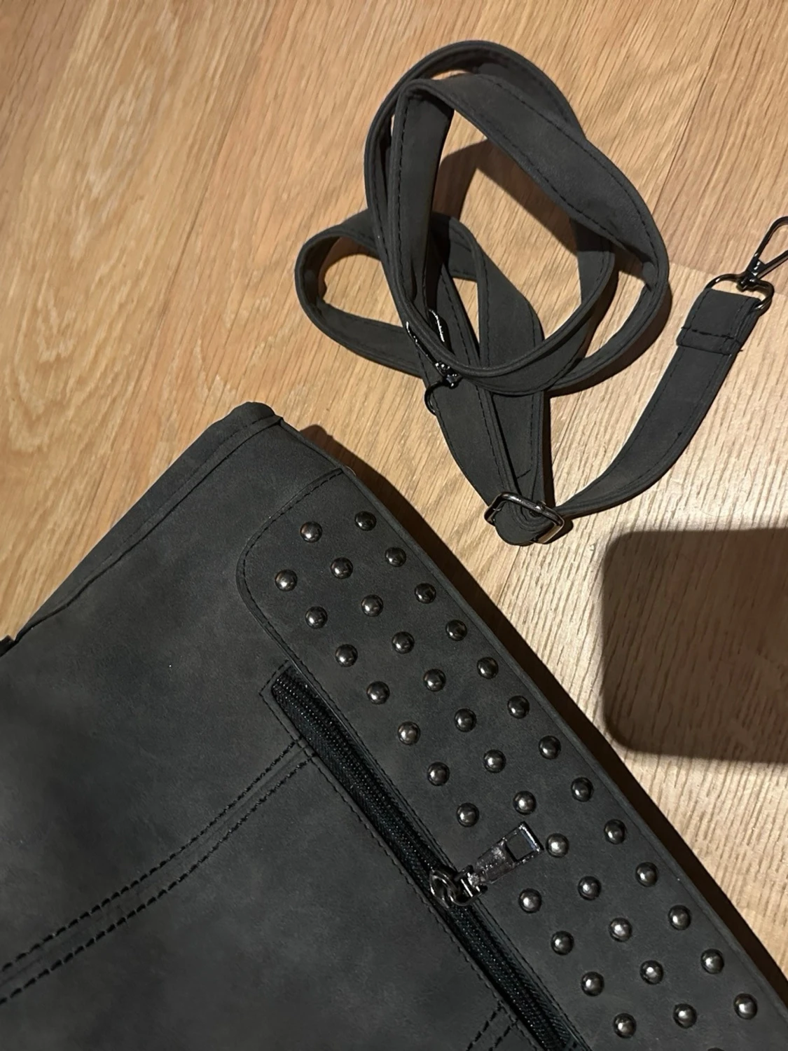 Mörkgrå mocka handväska med nitar och tofsar - 3