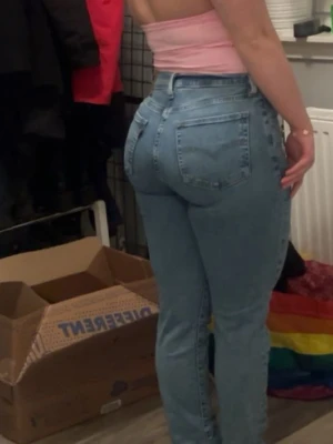 Ljusblåa Levi’s jeans  - Använda väldigt få ggr , skriv om du skulle vilja ha mer bilder på jeansen 