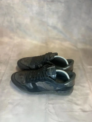 Valentino Rockrunners | Storlek 42 - Valentino rockrunners i storlek 42. Skorna är i bra skick, som även syns på bilderna, Inget og tillkommer vid köp | Fraktar samma dag ⭐️