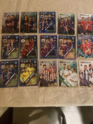 Trio och Duo fotbollskort - Säljer en samling med trio och duo fotbollskort med flera spelare från flera olika klubbar. Korten är i bra skick.