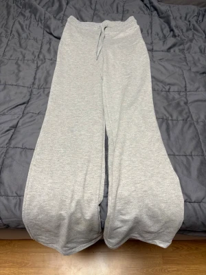 Grå mjukisbyxor från 157, XS - Mysiga ljusgrå mjukisbyxor från 157 med breda ben och dragsko i midjan. Tillverkade i mjukt bomullsmaterial 