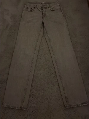 Grå straight jeans från Gina tricot  - Säljer ett par gråa jeans från Gina tricot i storlek 36. De har klassisk femficksdesign, raka ben och normal passform. Jeansen är tillverkade i ett mjukt bomullsmaterial och har en enkel, stilren look utan slitningar eller dekorationer.