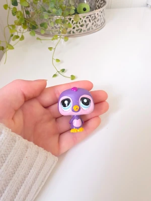 Littlest pet shop - PENGUIN #1941 - Authentic Littlest Pet Shop - Hasbro LPS Generation 2 vilket gör den mer värd Finns fler i min profil för samfrakt