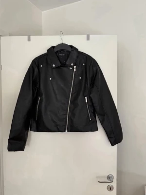 Skinnjacka  - Storlek L. Aldrig använd. 