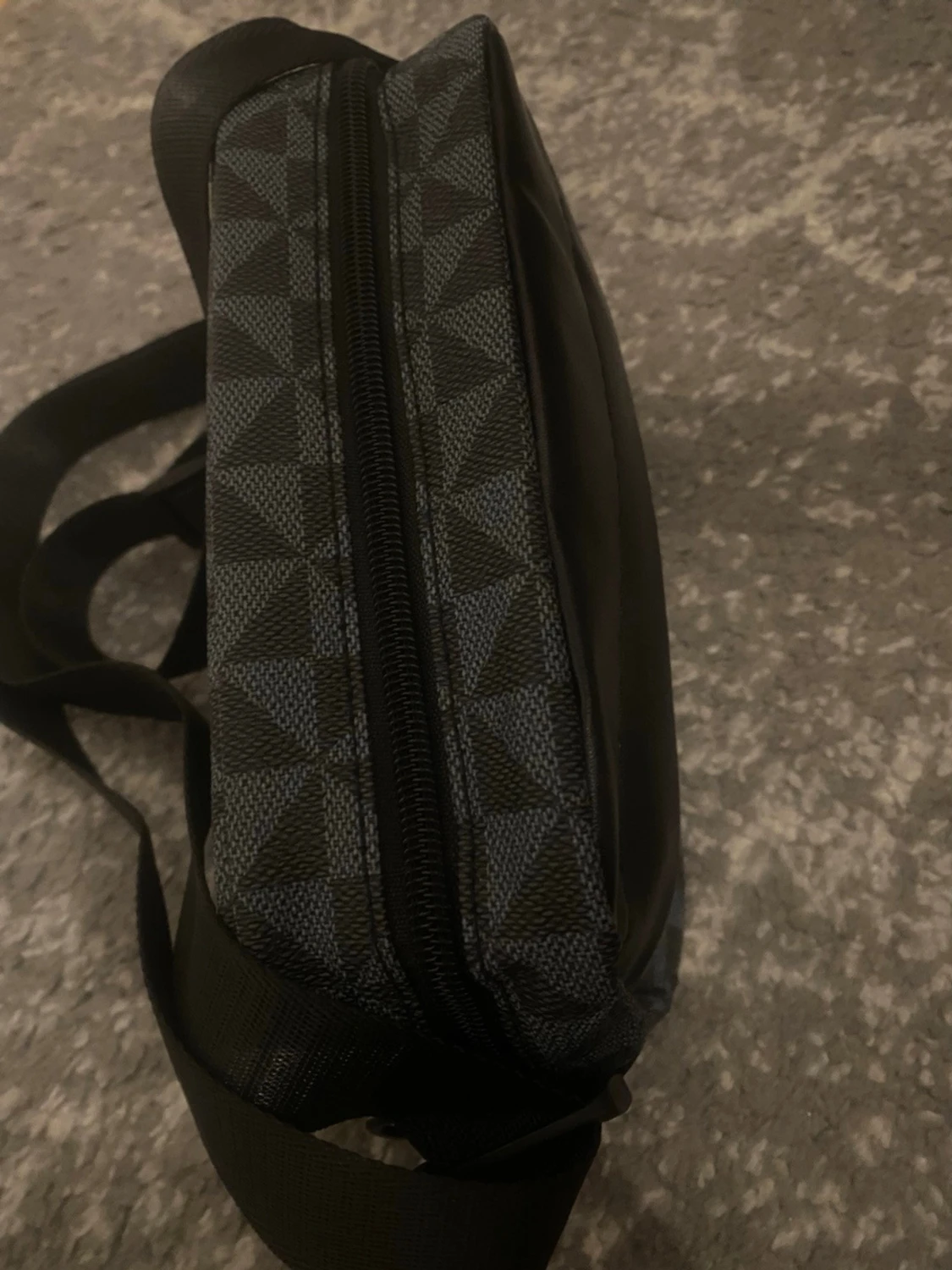 Svart och grå axelväska med mönster - 5