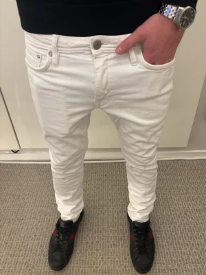 Vita slim jeans från Jack & Jones - Tja! Säljer dessa riktigt snygga jeans ifrån  Jack & Jones | W29 L30 | Jag på bilden är 182! | Hör av er vid minsta lilla fundering