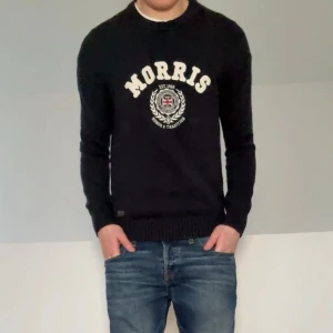 Mörkblå Morris tröja - Säljer en sjukt fet mörkblå tröja från Morris. Tröjan är i strl S och sitter även som S. Tröjan är även i mycket bra skick och hör gärna av er vid frågor elr funderingar!!       
