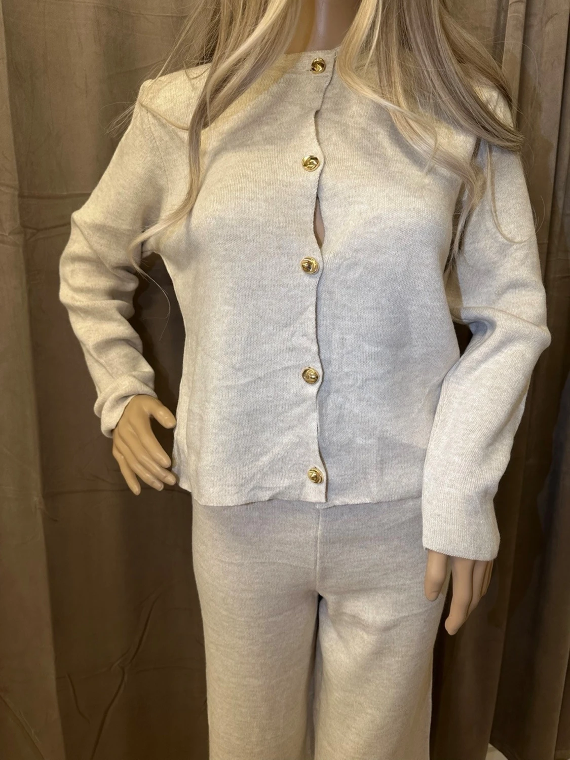 Beige stickad väst med guldknappar - 4