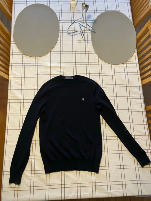 Mörkblå merinoulltröja från Morris XS - Klassisk mörkblå tröja från Morris i 100% merinoull. Mycket skön och ganska tunn. 