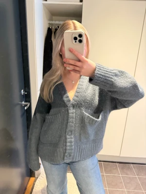 Stickad kofta - Superfin stickad kofta i en blå/grå färg💕 nyskick, nypris är 899! Storlek xs men är oversized!