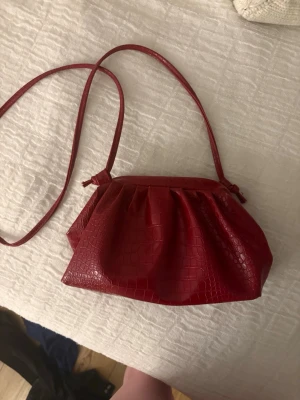Röd axelremsväska - Superfin röd axelremsväska crossbody väska i clutch-liknande form. Inga defekter! Superfin och rymlig ❤️