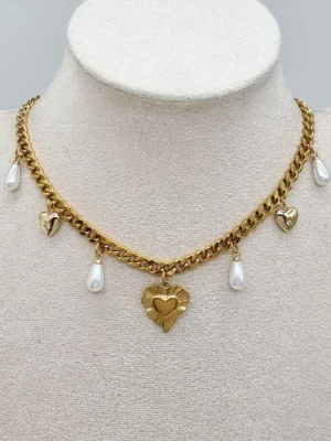 18K guldpläterat halsband med hjärta  - Material-rostfritt stål  och 18K guldpläterat halsband.  Kedjetjocklek-5mm 