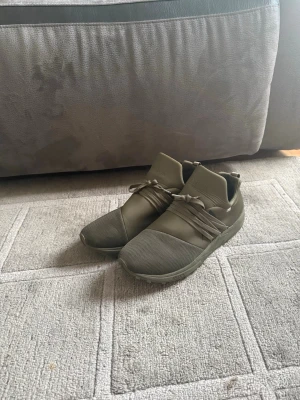 Olivgröna sneakers från ARKK Copenhagen - Säljer ett par olivgröna sneakers från ARKK Copenhagen, modell Raven Mesh.  Perfekta för dig som gillar stilrena och bekväma sneakers med streetkänsla. Storlek 47.