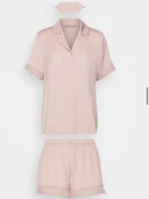Anna Feild pyjamas - Jätte fint pyjamasset med som också kommer med en sovmask. Settet är från Anna Feild men säljs inte nå mer. Skriv om ni vill se mer bilder eller om ni vill diskutera priset.
