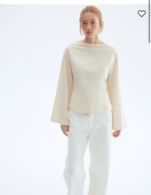 H&M tröja - Aldrig använd men ingen prislapp kvar. Tröjan är skrynklig men jag kan stryka den om man vill! Säljer för att den är för liten 