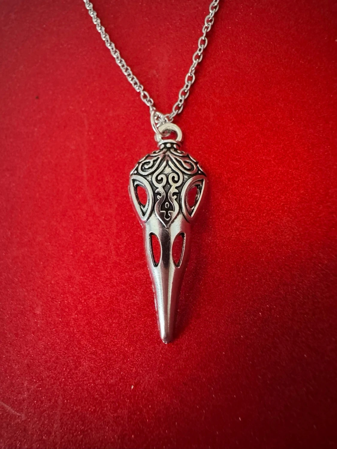 Silvrig döskalle halsband