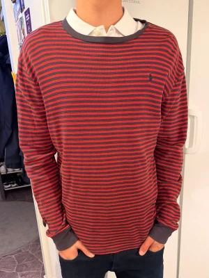 Ralph Lauren tröja -    Ralph Lauren tröja   Skick enligt bild  Modellen är 180 cm