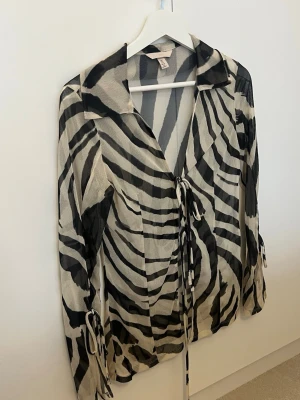 Blus i zebra  - Säljer min fina topp från Hm, gott skick 